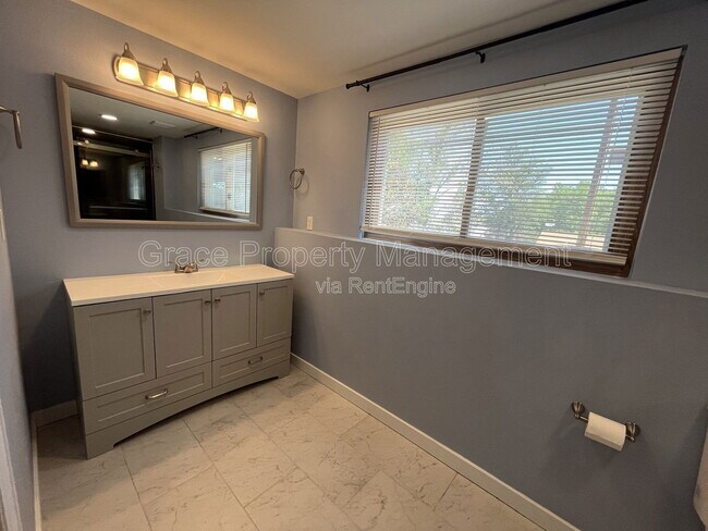 Building Photo - 3054 S Fraser St