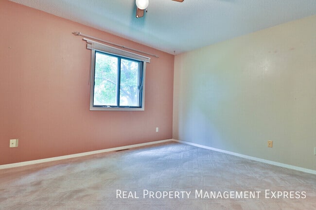 Building Photo - Lovely 2 Bedroom 2.5 Bathroom Townhome