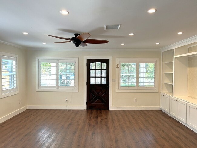 Building Photo - 247 W Woodland Oaks Dr