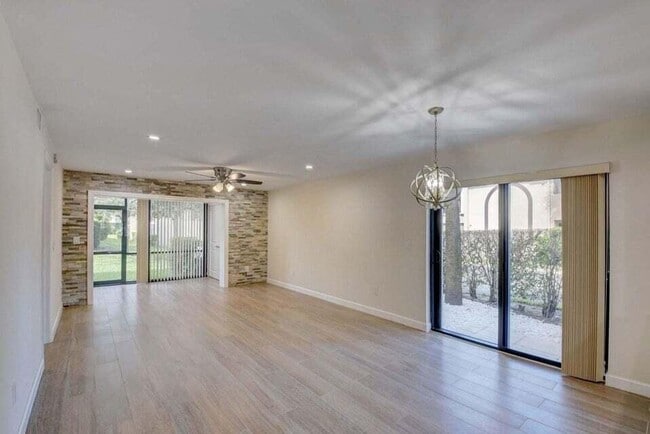 Building Photo - 400 Club Cir