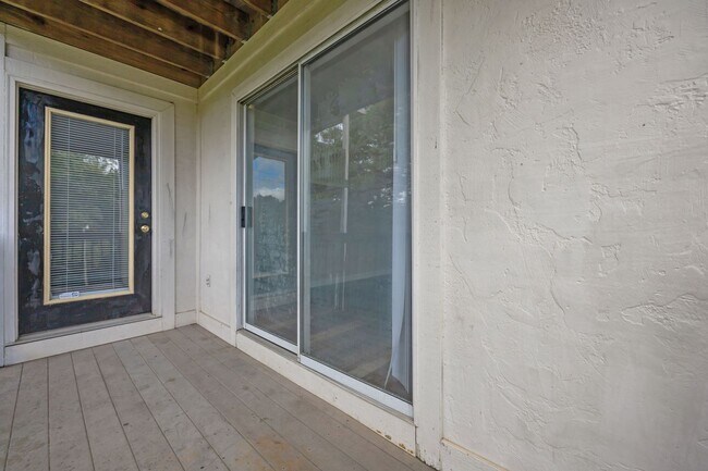 Building Photo - 962-6 Stewarts Creek Dr