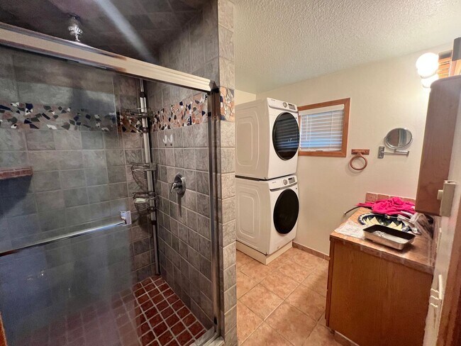 Building Photo - Amazing 1 Bedroom/ 1 Bath Duplex Unit- ava...