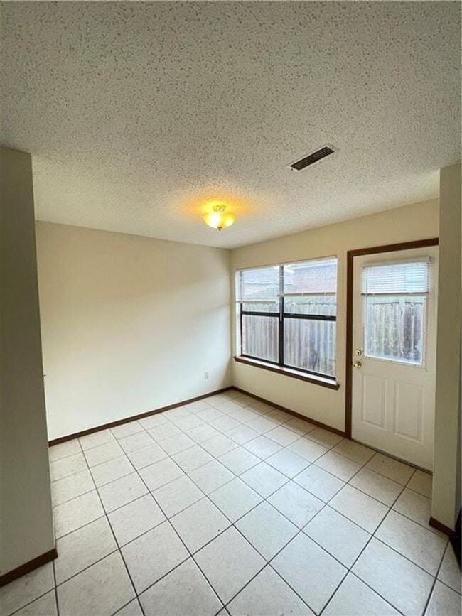 Building Photo - 672-672 W Martha Dr