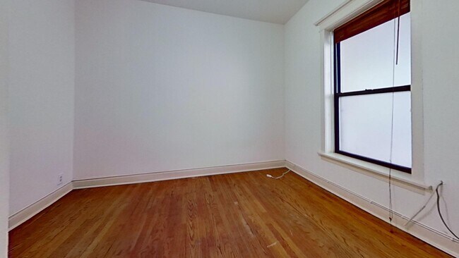 Building Photo - Raised First Floor North Center Two Bedroom