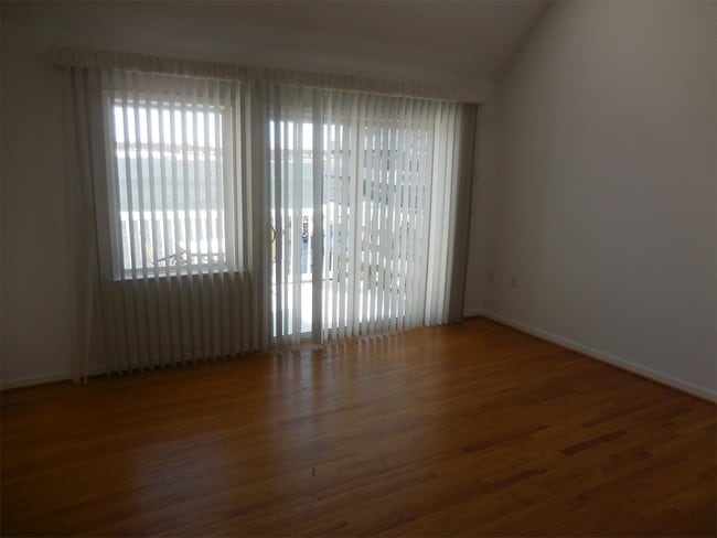 Building Photo - 207B Seneca Way