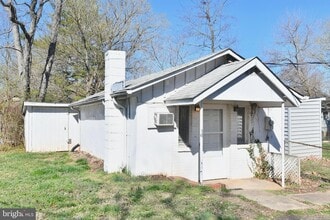 Building Photo - 9001 Yorkshire Ln