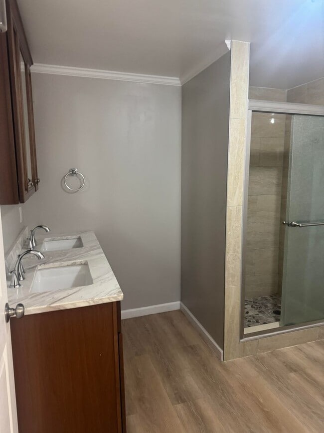 Building Photo - POOL AND APT/WORK SHOP/CRAFT ROOM