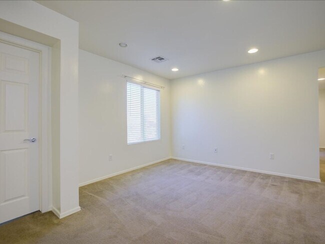 Building Photo - 4 Bedroom, 2.5 Bath COMMUNITY POOL!