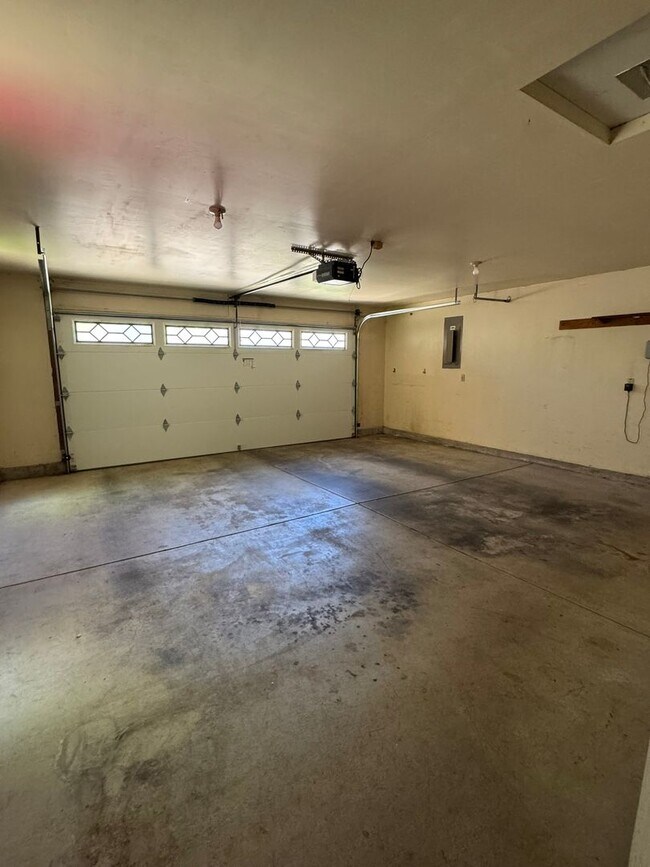 Building Photo - Beautifully landscaped 3 bed/2 bath home in Springfield