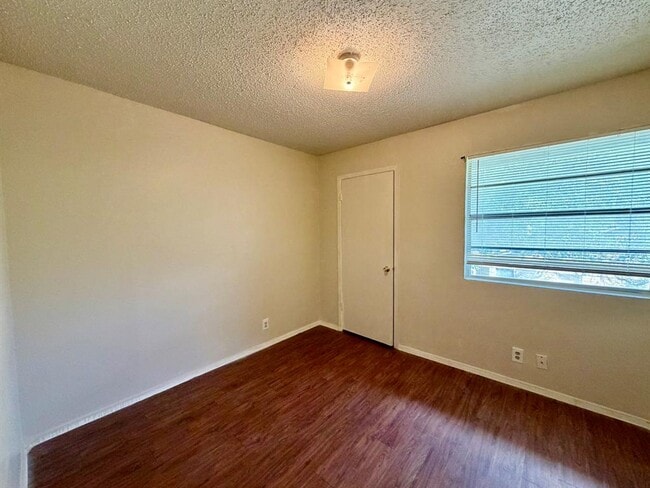 Building Photo - 402 Hedgewood Dr