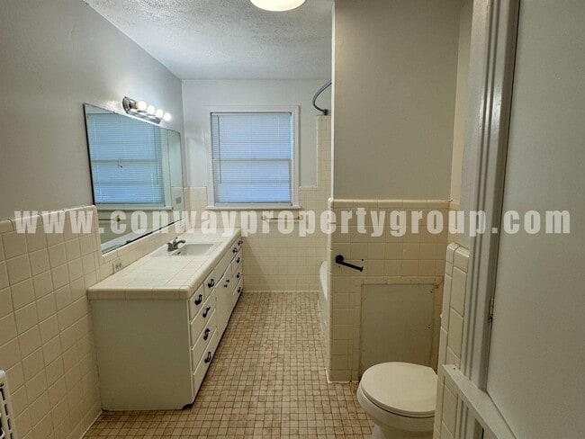 Building Photo - 718 S Donaghey Ave