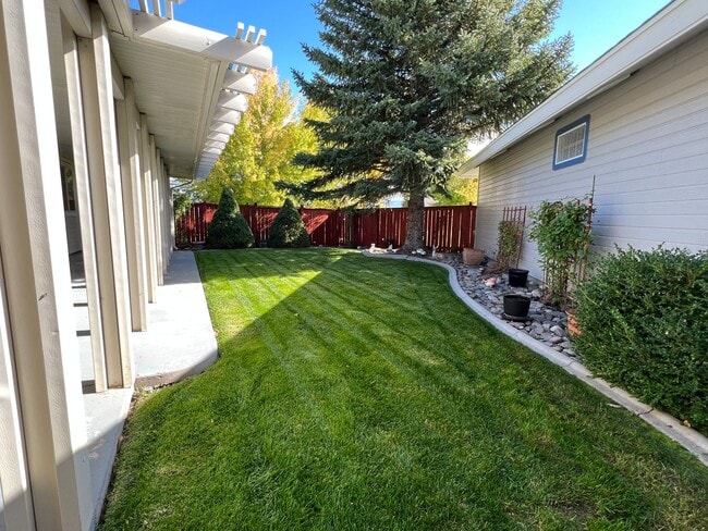 Building Photo - Beautiful 3-bedroom, 2-bath patio home in the Westwood neighborhood