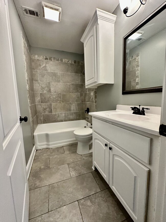 Building Photo - Nice Renovated 3 Bedroom Home in North Jac...