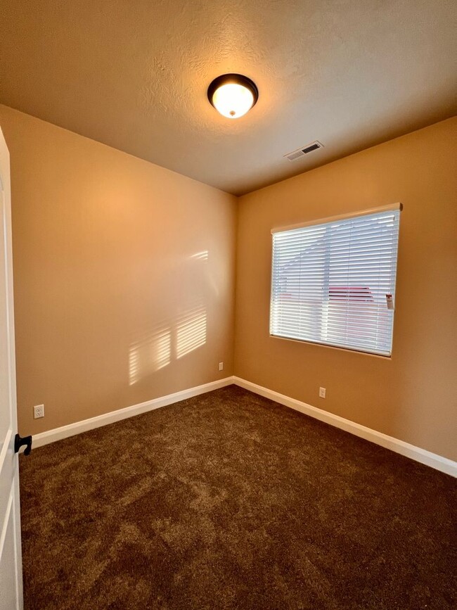 Building Photo - Townhome in Hurricane