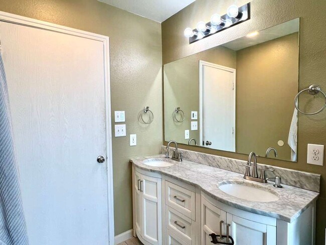 Building Photo - 4 Bed, 3 Bath & Unbeatable Location — Your Selma Dream Home Near The Forum Awaits!