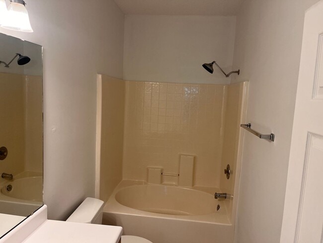 Building Photo - 3 Bedroom 2 bath Single Family Home locate...