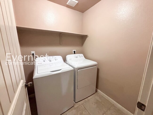 Building Photo - 4 Bed, 2 Bath Home with Fenced Yard & Garage / Pet-Friendly / Coming Soon!