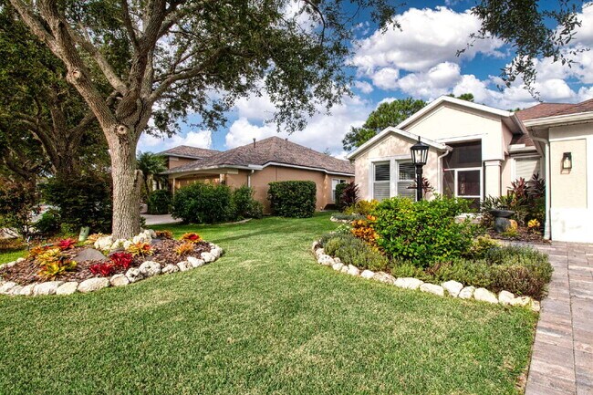 Building Photo - Luxurious 4-Bed Oasis with Outdoor Kitchen...