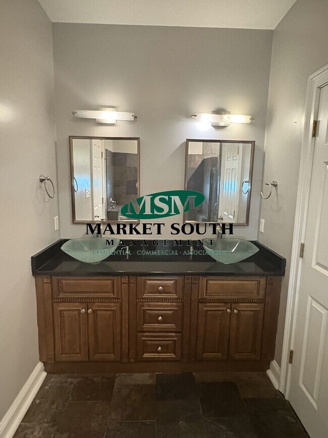 Building Photo - **APPLICATION PENDING!! Renovated Historic District!