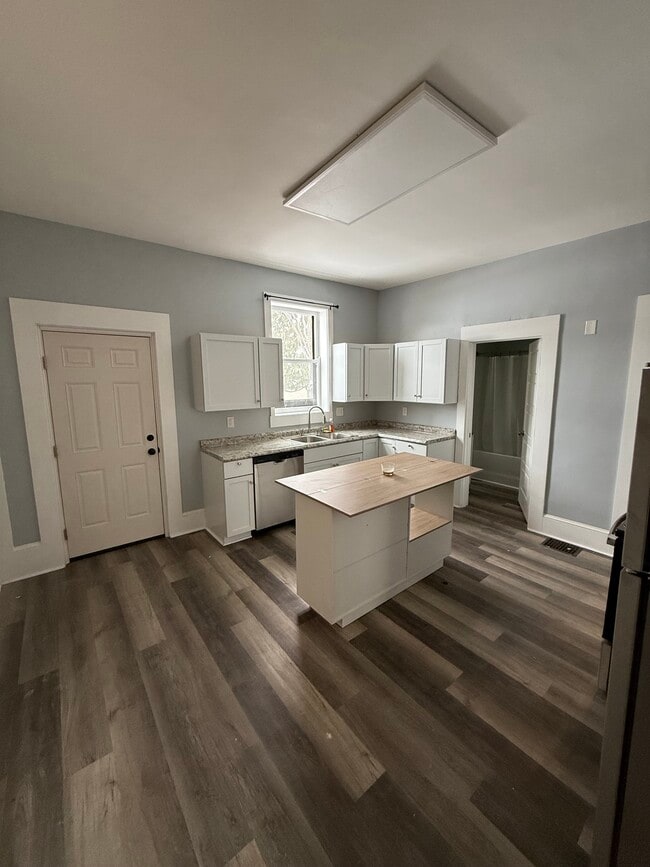 Building Photo - 947 York St