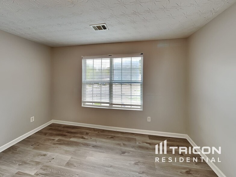 Building Photo - 1570 Eastern Sunrise Ln
