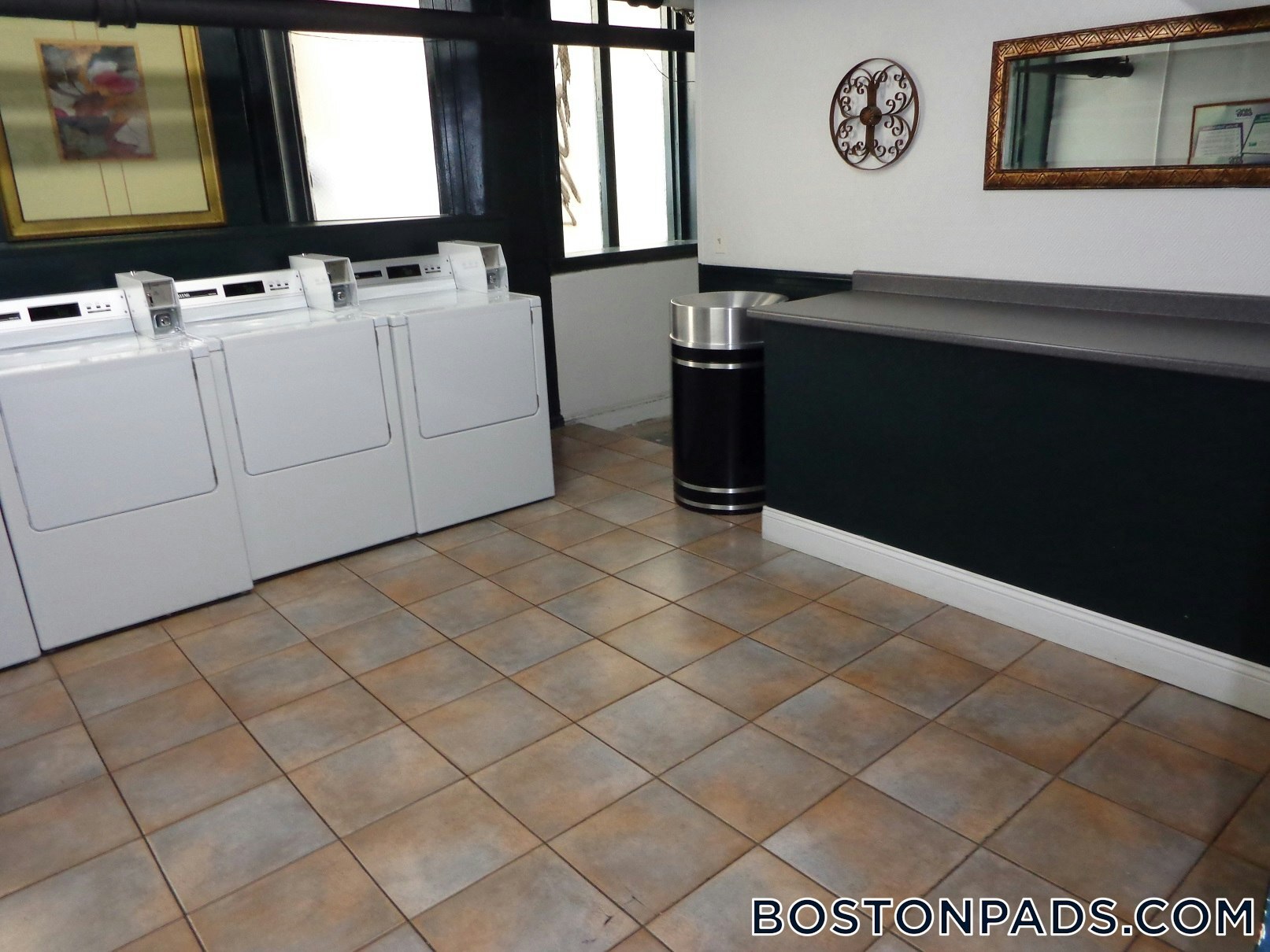 Building Photo - 121 Park Dr