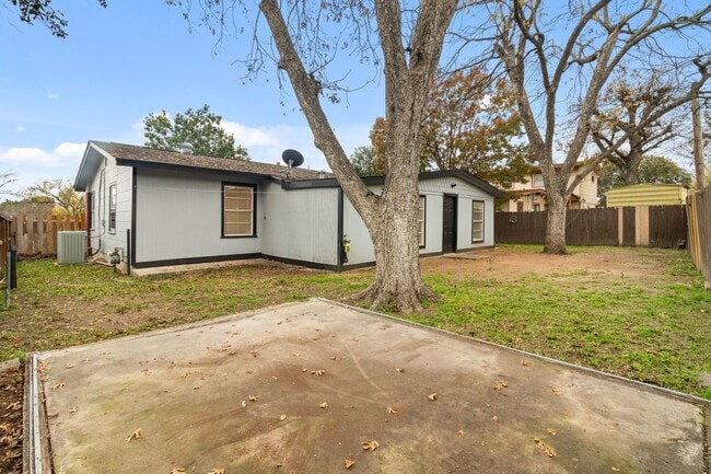 Building Photo - 527 Lively Dr