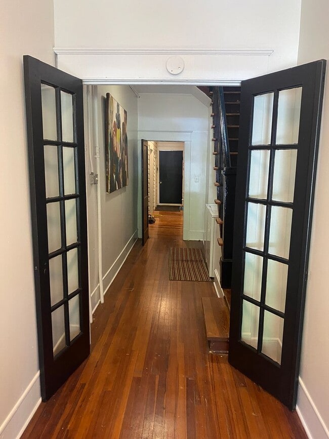 Building Photo - Great 2BR/1B Apartment in Historical House!