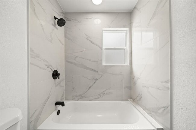 Building Photo - 961 W 21st St