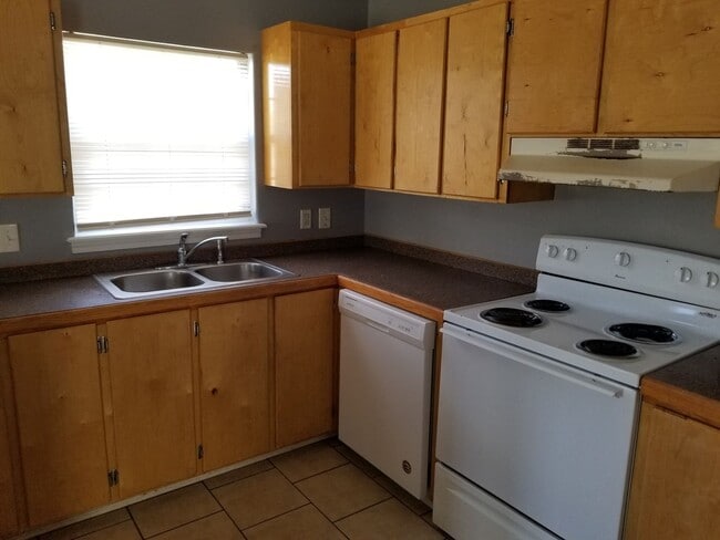 Building Photo - 3 bed, 1 bath home with CARPORT! Month to ...