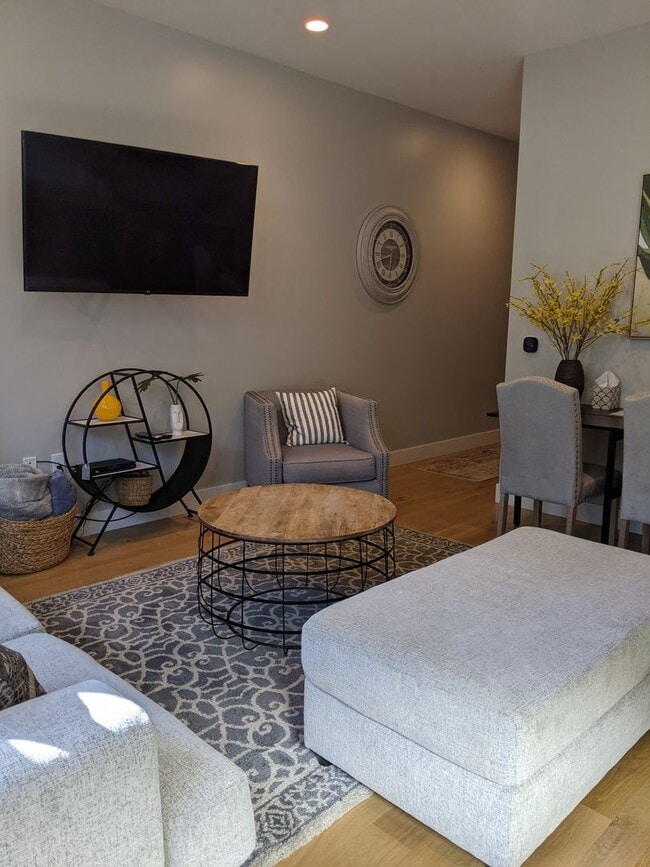 Building Photo - Upscale Fully and Comfortably Furnished , downtown condo ready now (can be rented short term)