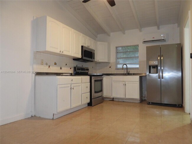 Building Photo - 1572 NE 149th St