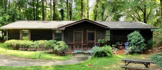 Building Photo - 889 Westland Dr SW