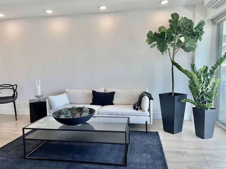 Building Photo - 999 N Doheny Dr