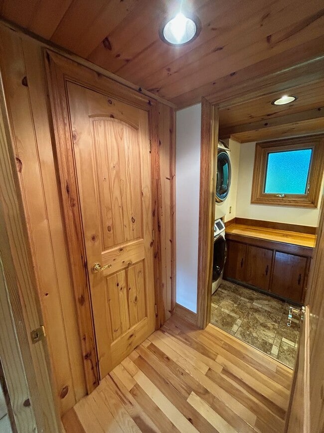 Building Photo - East AVL - Beautiful Zen Garden Apt with Sauna!