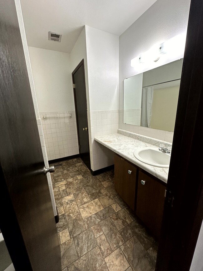 Building Photo - 111 Pin Oak Dr