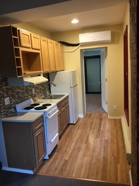 Kitchen - 658 W Forest Ave