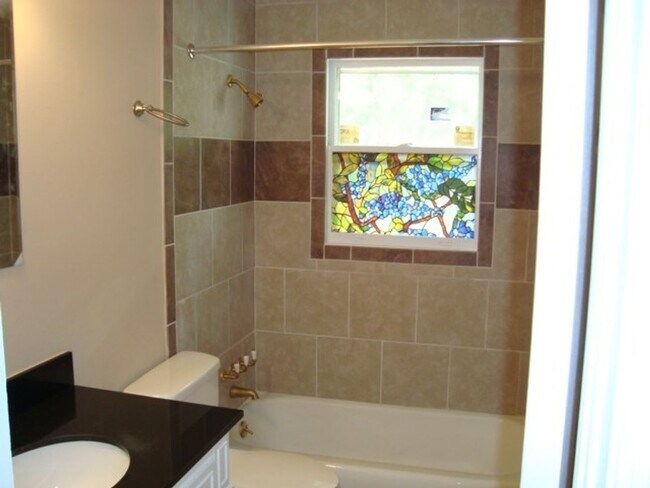 Building Photo - 3 bedroom/2 bathroom home with pool available to Rent February 1st!