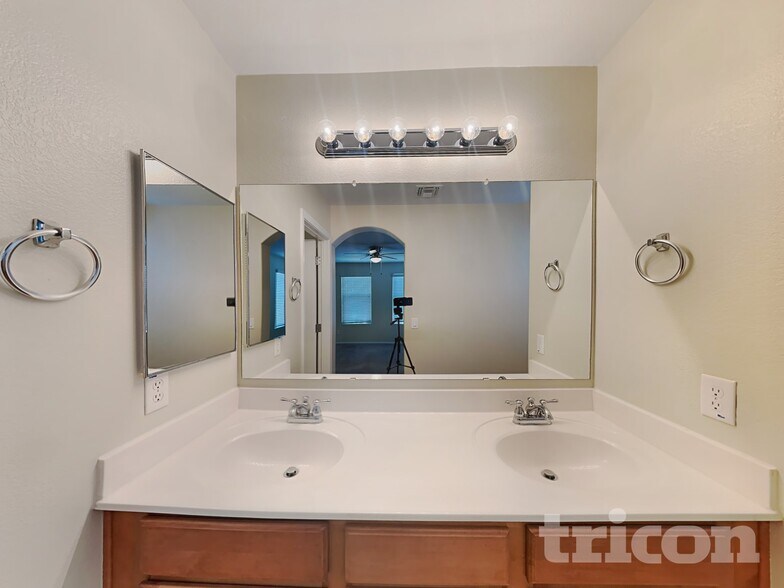 Building Photo - 4376 E Selena Dr