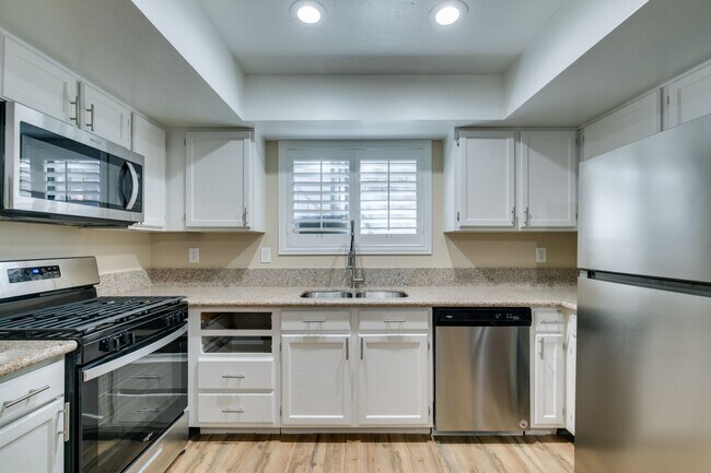 Building Photo - GORGEOUS 2 BEDROOMS CONDO*JUST COMPLETED U...