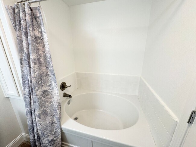 Building Photo - Perfect Shape Dublin Ranch Condo with quic...