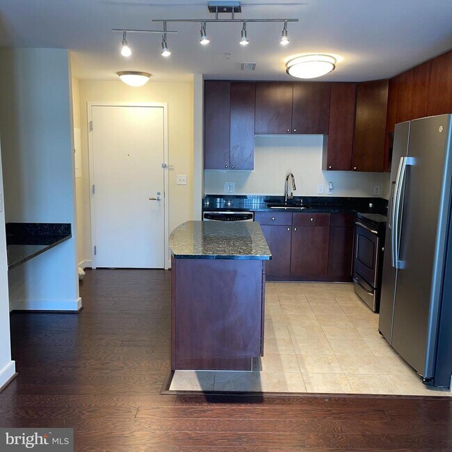 Building Photo - 155 Potomac Passage