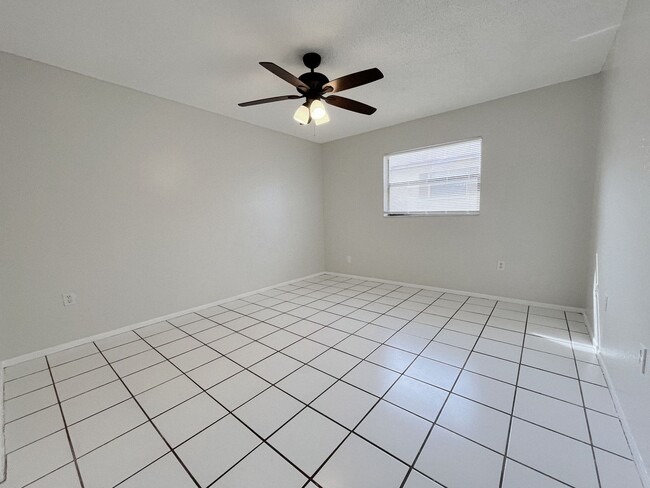 Building Photo - 2 BED/1 BATH AVAILABLE NOW!