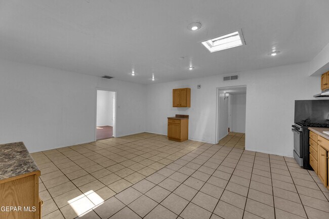 Building Photo - 4945 Sierra Madre Dr