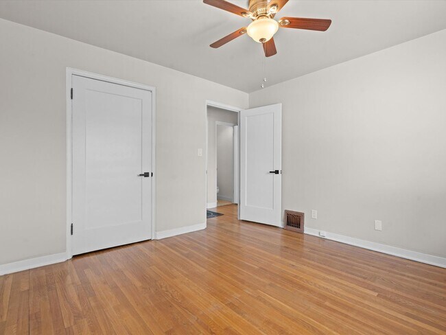 Building Photo - 2 bed, 1 bath with built in office near UNR