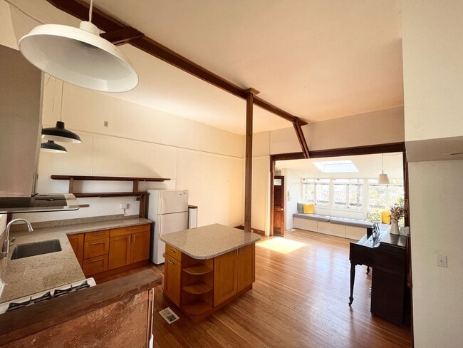 Building Photo - Bernal Heights Garden Cottage - Pet Friendly!