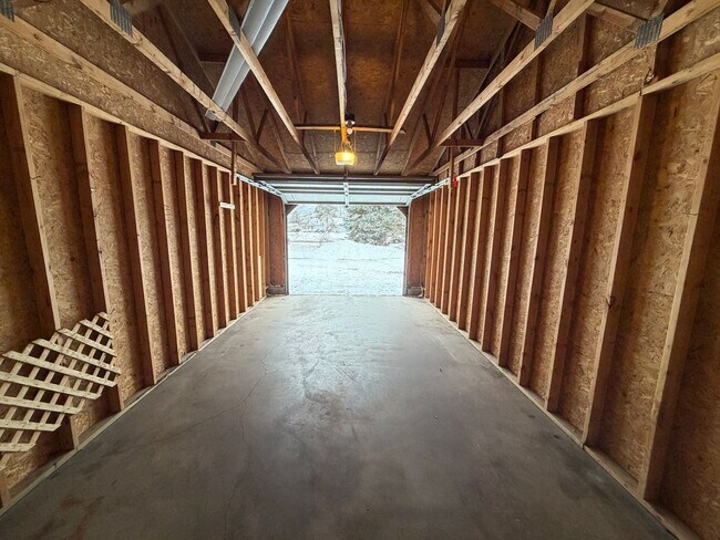 Building Photo - 2 Bedroom w/ Garage Option - AVAILABLE APRIL 24TH!