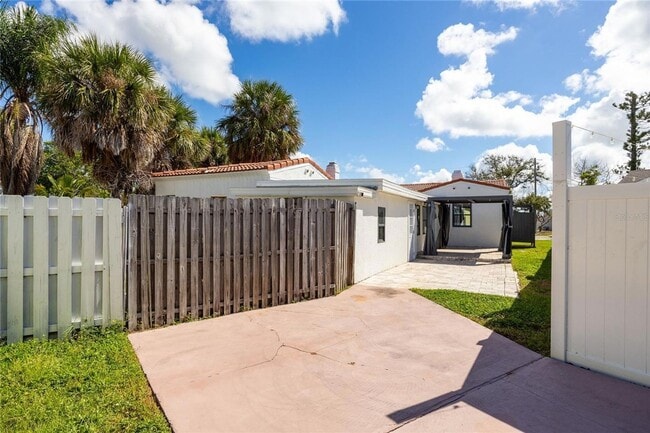 Building Photo - LAST MINUTE CANCELLATION - JAN TO FEB FULLY FURNISHED ALL IN PRICE OF $4500/ MONTH