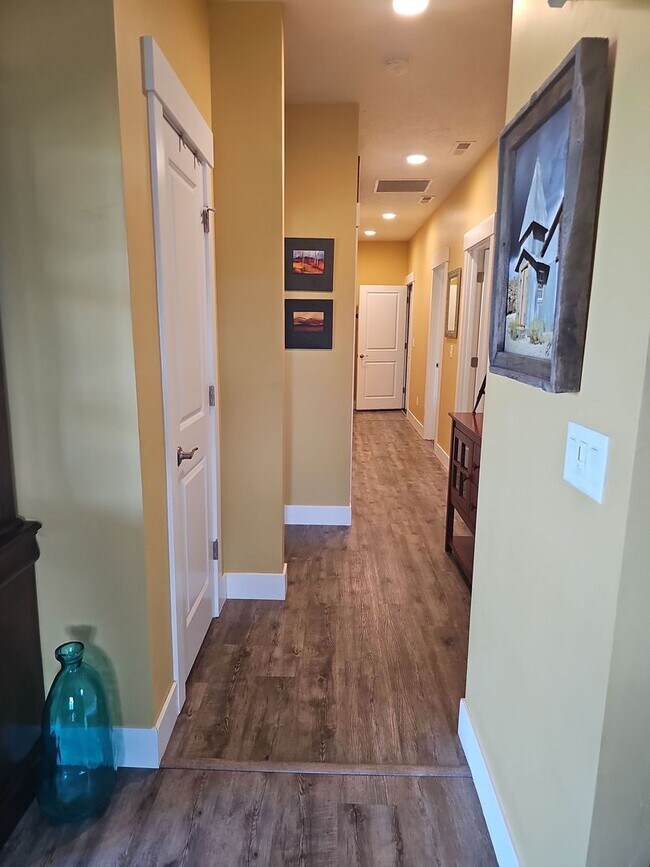 Building Photo - Fully Furnished Home with Stunning Cascade Mountain Views – Flexible Lease Options