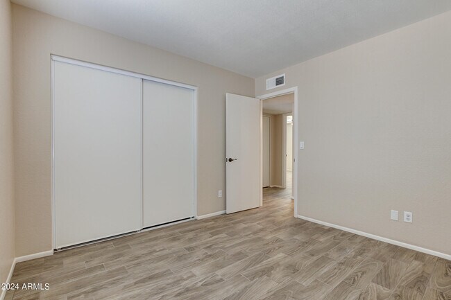 Building Photo - 5111 W Beverly Ln